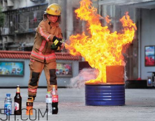 可口可乐能灭火吗,可乐能灭火吗