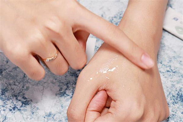 d18寡肽净透修护精华好用吗,d18精华液好用吗