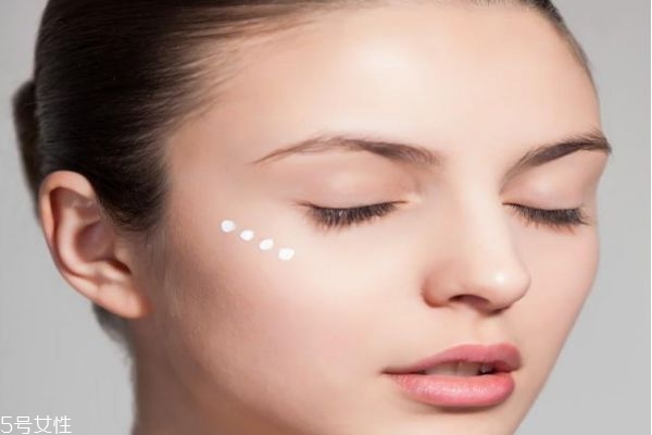 水乳眼霜的步骤,水,乳,眼霜使用顺序 水乳眼霜的步骤,水,乳,眼霜使用顺序