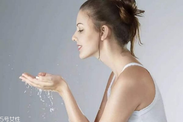 干性皮肤的特点和表现,皮肤特别干是怎么回事