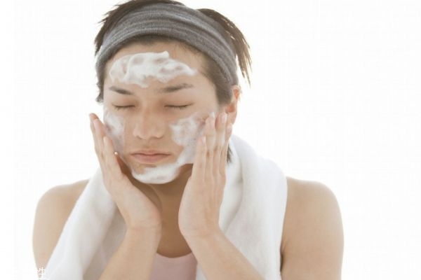 牙膏洗脸有什么好处,牙膏洗脸的坏处