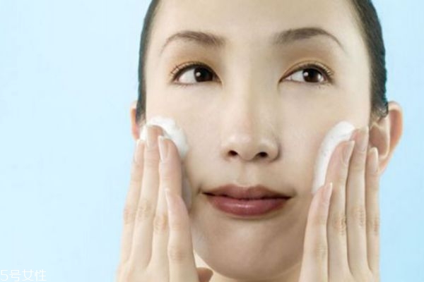 夏天皮肤爱出油怎么调理,皮肤爱出油怎么办 如何调理