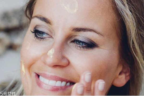 涂防晒霜后脸很痒是为什么,涂防晒脸痒 涂防晒霜后脸很痒是为什么,涂防晒脸痒