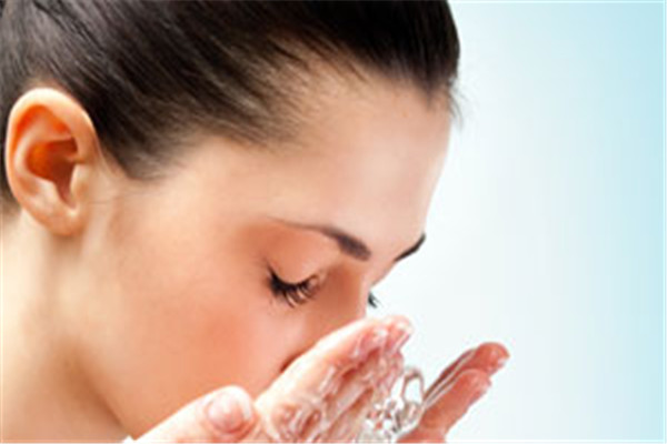 油性皮肤怎么清洁面部,油性皮肤洗脸的正确方法