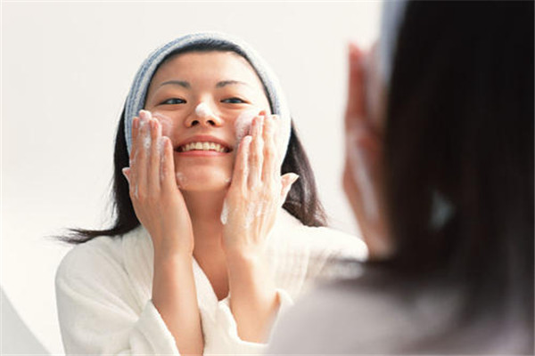 皮肤总是出油是什么原因,脸上t区出油毛孔粗大怎么办