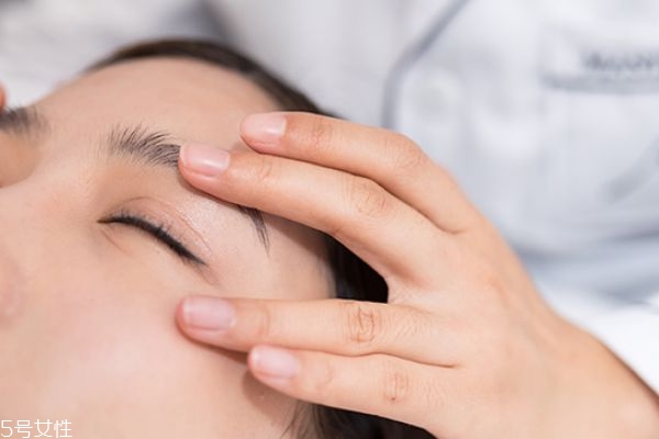 到底有没有必要涂眼霜,涂眼霜有用吗
