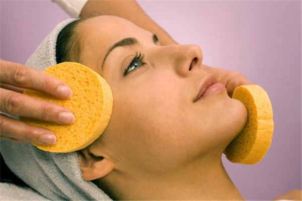 矿泉水洗脸对皮肤好吗,用矿泉水洗脸好不好