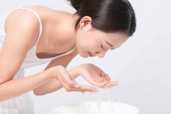 生理盐水敷脸可以祛痘印吗,脸上长痘敷生理盐水一天几次