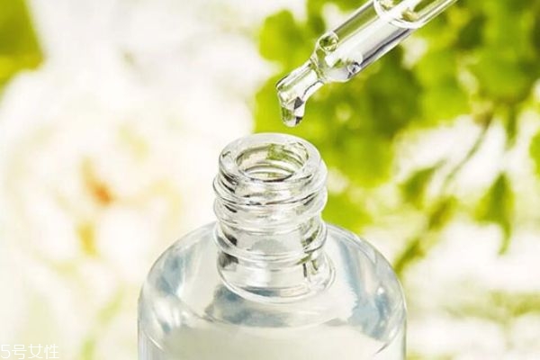 化妆品应该先用乳液还是精华液,精华液和乳液哪个先用