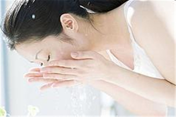 蜂蜜洗脸危害,蜂蜜洗脸有什么好处吗?有什么坏处吗?