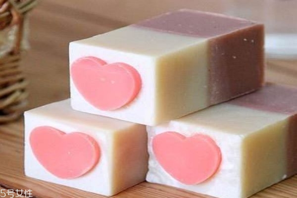 用手工皂洗脸的好处及危害,用手工皂洗脸好不好
