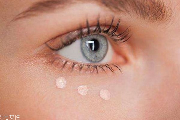 眼部容易长脂肪粒适合用什么眼霜,去脂肪粒的眼霜