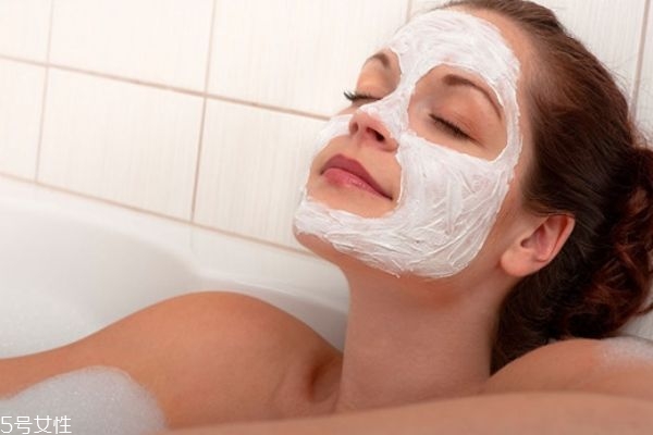 躺着敷面膜和坐着敷面膜有什么区别,面膜躺着敷还是坐着敷