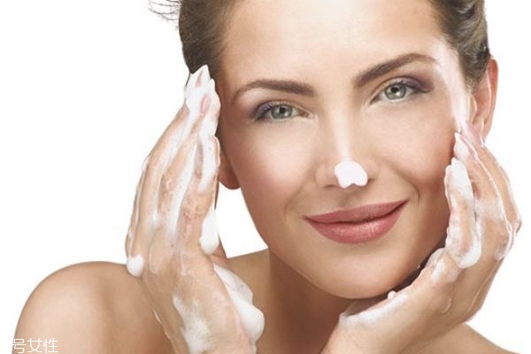 为什么护肤品涂在脸上黏黏的,为什么脸上抹了护肤品感觉粘粘的 为什么护肤品涂在脸上黏黏的,为什么脸上抹了护肤品感觉粘粘的