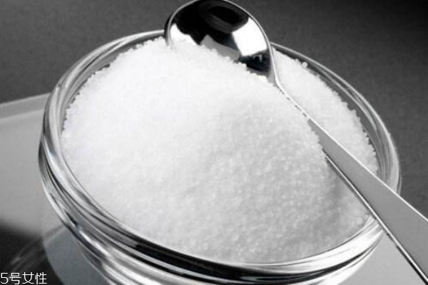 洗脸加盐有什么好处,用盐水洗脸有什么好处 洗脸加盐有什么好处,用盐水洗脸有什么好处