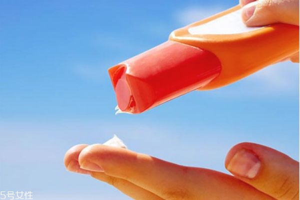 防晒霜呛眼睛怎么回事,防晒霜熏眼睛怎么回事