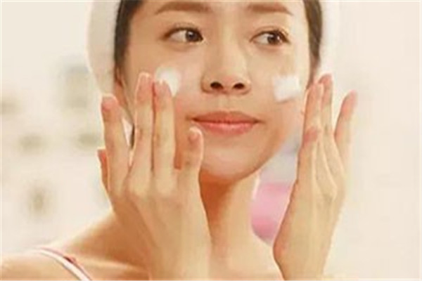 不用护肤品怎么把皮肤变白,什么护肤品可以让皮肤变白