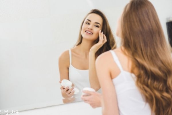 脸部皮肤特别干燥怎么解决,脸部皮肤干燥怎么解决