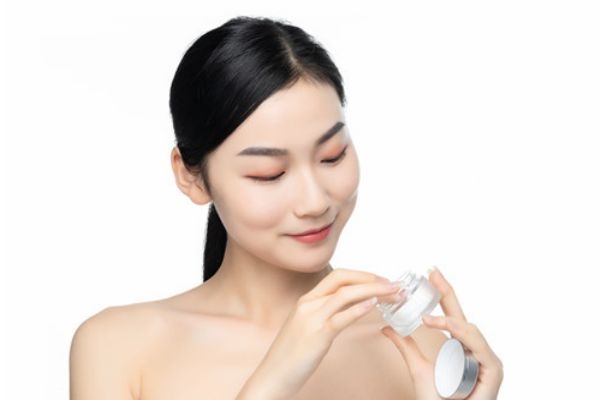 涂面霜的正确步骤,涂面霜前要涂什么 涂面霜的正确步骤,涂面霜前要涂什么