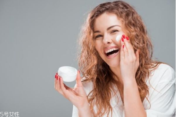 睡前涂面霜对皮肤好吗,睡觉前涂面霜好吗