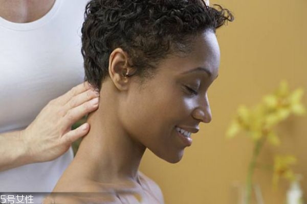 颈纹产生的原因,颈纹是如何形成的