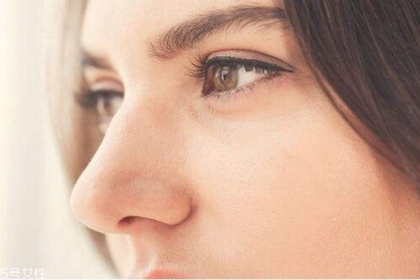 鼻翼两边特别红是因为什么,鼻子两侧红是怎么回事