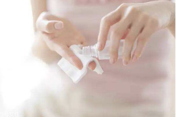 敷化妆水的正确方法,可以用水敷脸吗 敷化妆水的正确方法,可以用水敷脸吗