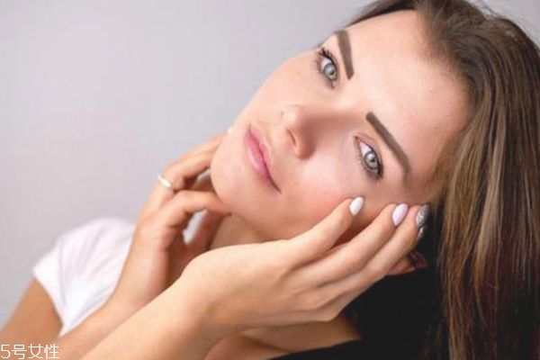 先用精华还是先用眼霜,眼霜和眼部精华液先用哪个