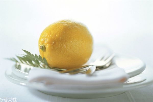 柠檬美白方法小技巧,柠檬美白的正确方法 柠檬美白方法小技巧,柠檬美白的正确方法