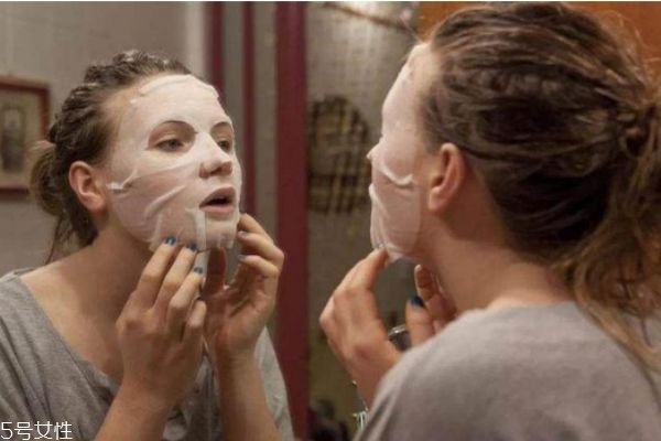 早上和晚上敷面膜有什么区别,敷面膜是早上好还是晚上效果好