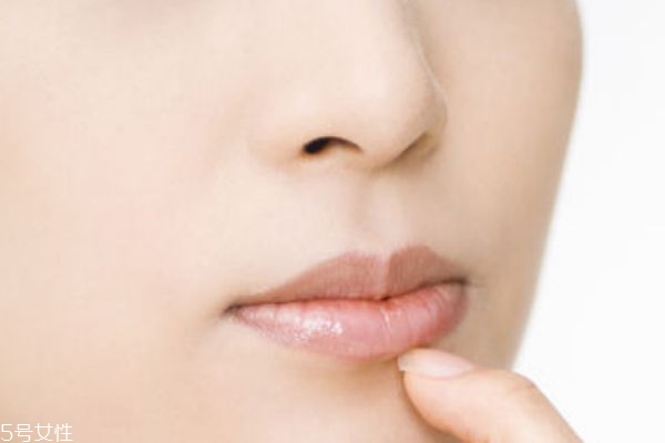 嘴巴周围经常长痘痘怎么回事,嘴巴周围长痘痘的原因及处理方法