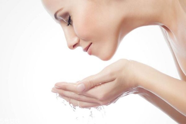 皮肤又干又油怎么回事,皮肤又干又油怎么办