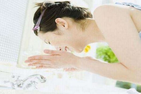 洗脸应该注意什么,洗脸的注意事项 洗脸应该注意什么,洗脸的注意事项