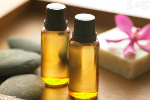 臀部周围黑是怎么回事,臀部皮肤两块黑了怎么办