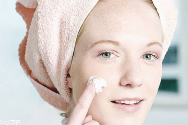 涂精华液之前要涂什么,涂完精华液后面用什么