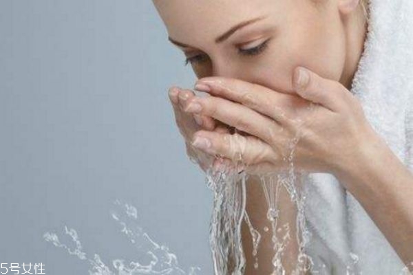 用洗面奶洗脸和用清水洗脸有什么区别,清水洗脸和洗面奶洗脸对比