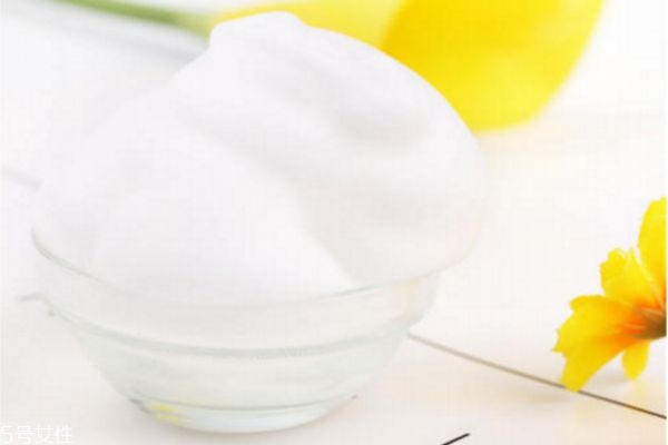 洁面慕斯和洁面乳有什么区别,洁面慕斯和洗面奶的区别是什么?哪个好? 洁面慕斯和洁面乳有什么区别,洁面慕斯和洗面奶的区别是什么?哪个好?