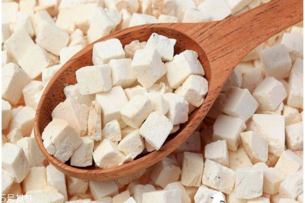 敷七子白面膜要关灯吗,七子白面膜晚上用有灯光可以吗