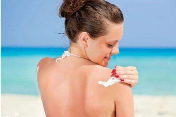 涂防晒霜的危害,抹防晒霜的好处和坏处