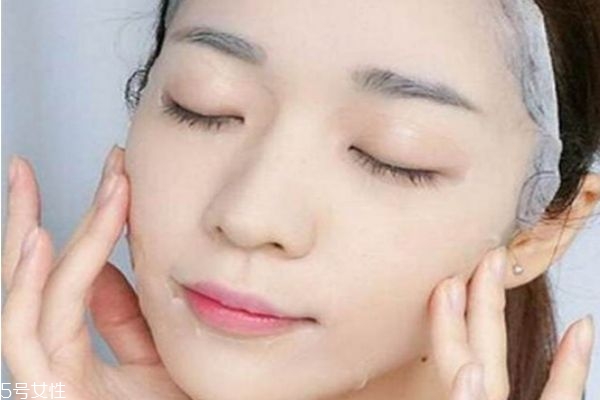 敷面膜前用爽肤水好吗,爽肤水当面膜敷有用呢