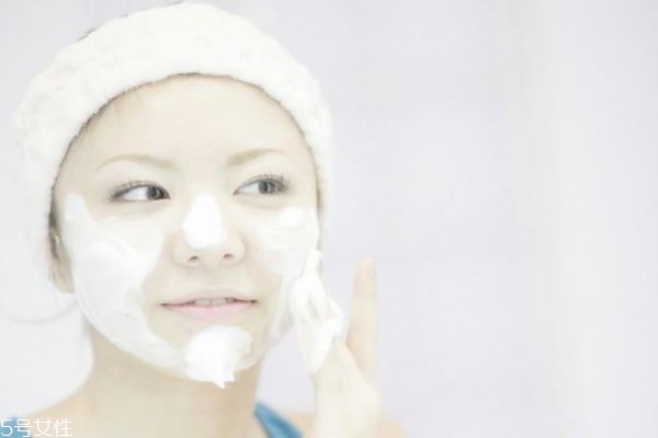 白醋和洗面奶使用顺序,先用白醋洗脸还是洗面奶 白醋和洗面奶使用顺序,先用白醋洗脸还是洗面奶