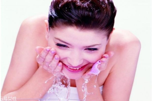 白醋和洗面奶使用顺序,醋和洗面奶一起洗可以吗?