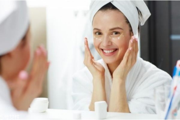 睡前护肤的正确方法,睡前护肤的正确步骤 睡前护肤的正确方法,睡前护肤的正确步骤