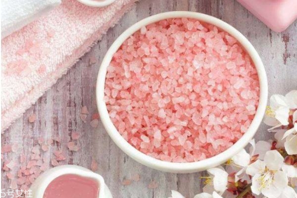 浴盐和磨砂膏的区别,浴盐和磨砂膏的区别在哪里?这两种哪个更好用? 浴盐和磨砂膏的区别,浴盐和磨砂膏的区别在哪里?这两种哪个更好用?