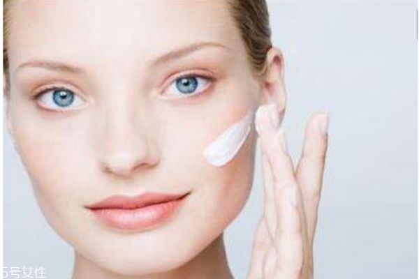 脸怎样补水效果最好的方法,用什么方法给脸补水最好