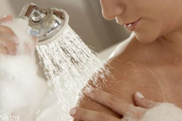 背部为什么会长痘痘,背后长痘是什么原因引起