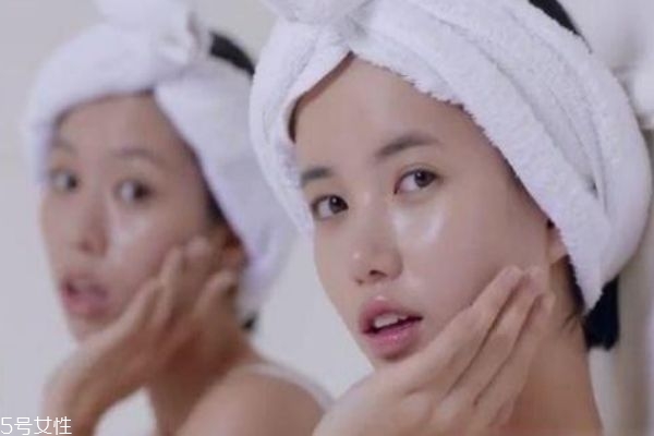 和田玉白色和绿色什么区别,镯子是白色的好还是绿色的好 和田玉白色和绿色什么区别,镯子是白色的好还是绿色的好