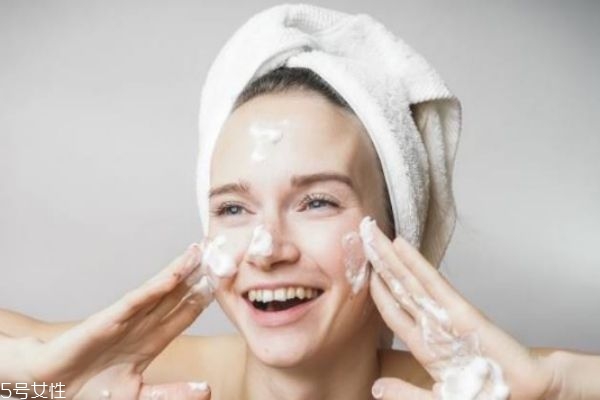 有泡和无泡洗面奶的区别,有泡洗面奶好还是无泡