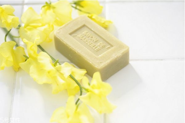 硫磺皂洗头的正确使用方法,硫磺香皂洗头禁忌