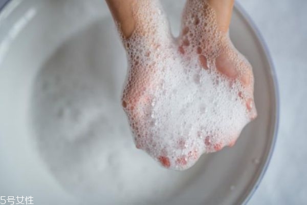 洁面膏和洗面奶哪个好,洁面膏好还是洁面乳好?